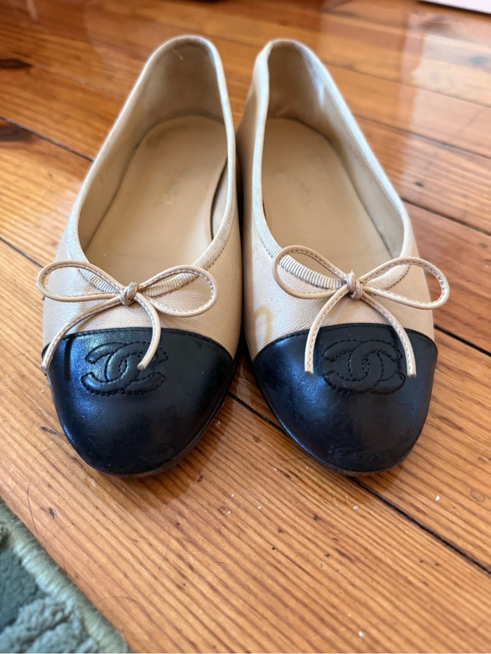 CHANEL Beige and Black Two-Tone Cap Toe Leather Ballet Flats - Picture 3 of 6